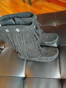 New Minnetonka Moccasin Fringe Leather Boots Youth Girls 4 Black 2659 3 Layer - Picture 1 of 8