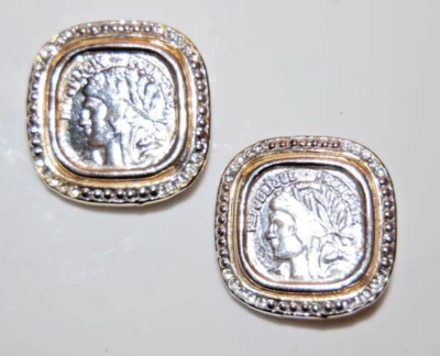 БОЛЬШОЙ СМЕЛЫЙ 80-Х ВИНТАЖНЫЙ ФРАНЦУЗСКАЯ МОНЕТА НА ЗОЛОТОЙ МЕТАЛЛИЧЕСКИЙ СТРАЗЫ КВАДРАТНЫЙ ЗАЖИМ СЕРЬГИ - Изображение 1 из 4