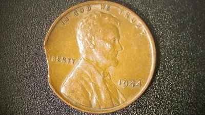 1944 Lincoln Wheat cent with curved clip - Image 1 of 2