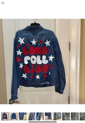 Chaqueta Jean Dressbarn Pintada a Mano Marea Roja con Estrellas Rojas y Blancas Talla 2X Foto 1 de 4