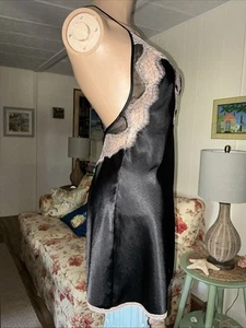 NEU Victoria's Secret schwarzes Satin-Schlupfkleid mit gekreuzten Trägern aus Kakaospitze Gr. S - Bild 1 von 13