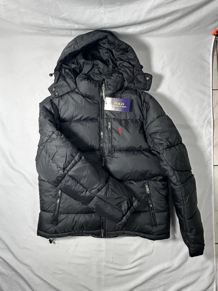 Polo Ralph Lauren – Doudoune Homme Noire Capuche – Logo Rouge – Neuve - Photo 1/4