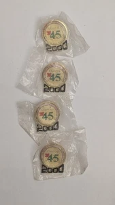 Juego de 4 prendedores Aurora High School clase de 1945 55ª reunión 2000 - Imagen 1 de 3