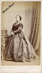 HARROGATE CDV LADY IN PLAIN CRINOLINE DRESS VICTORIAN FASHION #D4231 - Picture 1 of 2