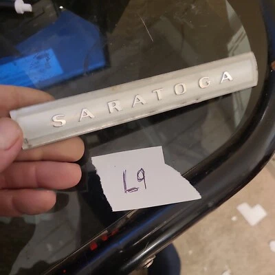 DE COLECCIÓN CHRYSLER SARATOGA PLÁSTICO EMBLEMA INSERTO OEM MOPAR Foto 1 de 4