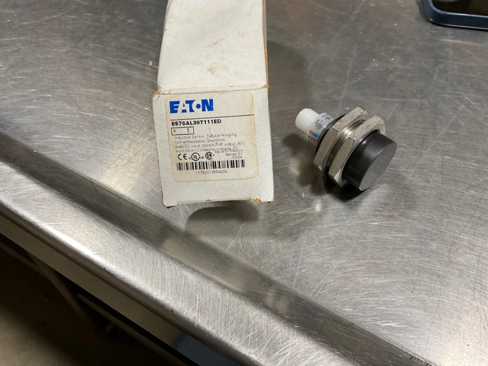 EATON E57SAL30T111ED INDUCTIVE PROXIMITY SENSOR, 15MM DISTANCE PNP OUTPUT NO NEW - Image 1 of 1