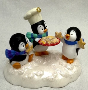 Hallmark Keepsake Cookie Exchange 2024-Lindo adorno de pingüinos QGO2834 - Imagen 1 de 7