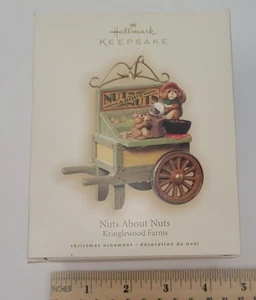 NEU Hallmark Ornament Kringlewood Farmen Nüsse über Nüsse Eichhörnchen Streifenhörnchen 2007 - Bild 1 von 2