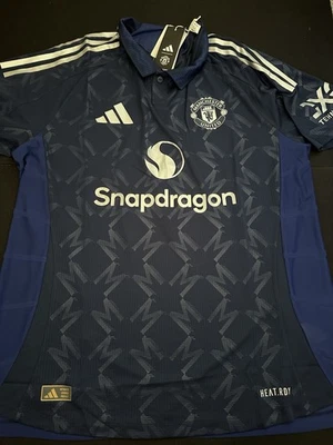 Camiseta de futebol Adidas Manchester autêntica 24/25 Away masculina tamanho XL nova IU1391 US$ 150 - Imagem 1 de 3