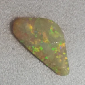 Stunning +VIDEO 2.25CTS Australian SEMI BLACK OPAL CRYSTAL ROUGH RUB - Picture 1 of 5