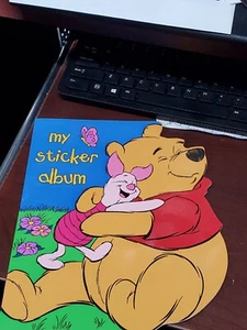 RARO Sandylion MI ÁLBUM DE PEGATINAS Pooh Amistad Disney de colección Troquelado Lechón Nuevo - Imagen 1 de 4