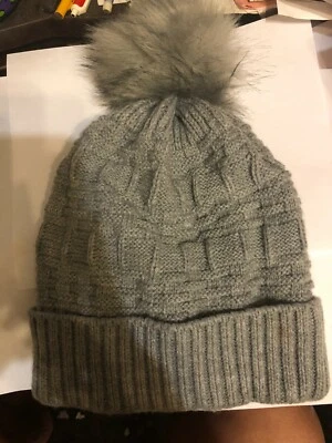 EUC Gray Geometric knit beanie w/ Gray faux fur pom Beanie Hat - fully lined - Imagem 1 de 3
