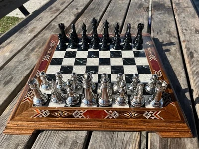 Juego de ajedrez de madera maciza hecho a mano de lujo - Edición de piezas de metal negro y plateado Foto 1 de 4