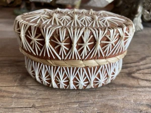 Ojibwa Native American Porcospine Quill and Betulla Bark Box firmato Yvonne Walker - Foto 1 di 13