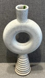 Candelabro nórdico con forma hueca para donut blanco moteado arcilla roja 8-1/2" - Imagen 1 de 11