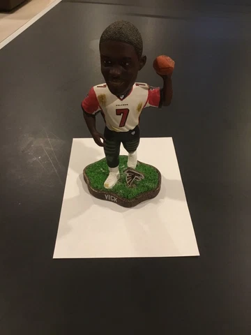 Michael Vick #7 Atlanta Falcons Legends of The Field Bobblehead Cover