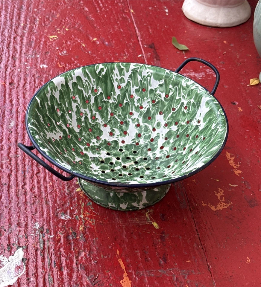 Antiguo colador vintage verde y blanco remolino granito esmaltado asas azules Foto 1 de 4