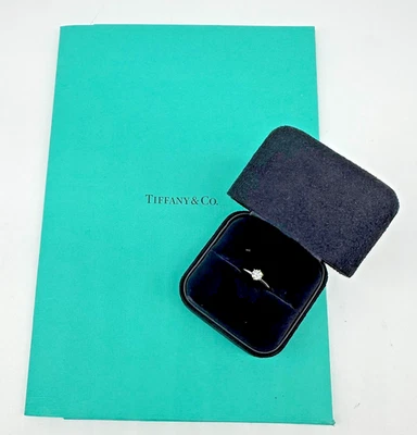 Платиновое кольцо с круглым бриллиантом 0,41 карата Tiffany & Co. The Tiffany Setting - Изображение 1 из 4