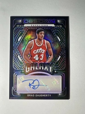 Obsidian Brad Daugherty 2021 grabado eléctrico automático púrpura/75 Cavaliers Foto 1 de 2