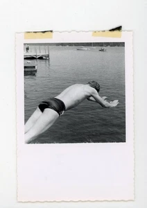 Hemdloser Mann in der Luft Tauchen ins Wasser Vintage Schnappschuss Fundfoto - Bild 1 von 3