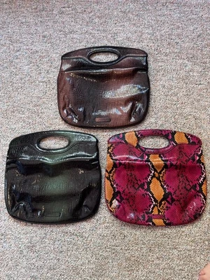 Cartera sin asas de piel de serpiente sintética 3 Nine & Co Foto 1 de 3