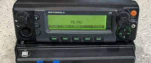 Radio mobile UHF Motorola XTL5000 M20QSS9PW1AN avec tête de commande O5 noire - Photo 1/10