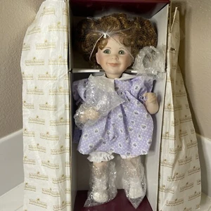 "The Ashton Drake Galeries Puppe - lila Kleid - NEUWERTIG - NEU IM BOX - 15""" - Bild 1 von 9