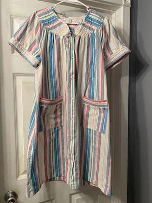 Abrigo de casa rosa K vintage años 50 60 70 estilo pastel rayas frente a presión Muumuu Foto 1 de 3