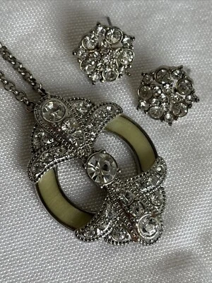 Collar Angélico Lia Sophia Largo Tono Plateado Marfil MOP Circonita cúbica y Pendientes de Bonificación Foto 1 de 4