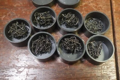 LOTE DE 2 CONTENEDORES REDONDOS MINIATURA 1/2" CON ANZUELOS DE PESCAR Foto 1 de 4