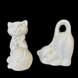 Vintage Pair of White Blue Eyed Playful Cat Bells Porcelain 1982 Spencer Gifts - Picture 1 of 8