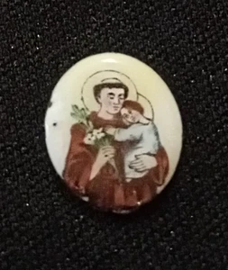 Pequeño medallón portugués vintage de porcelana pintada a mano de San Antonio - Imagen 1 de 3