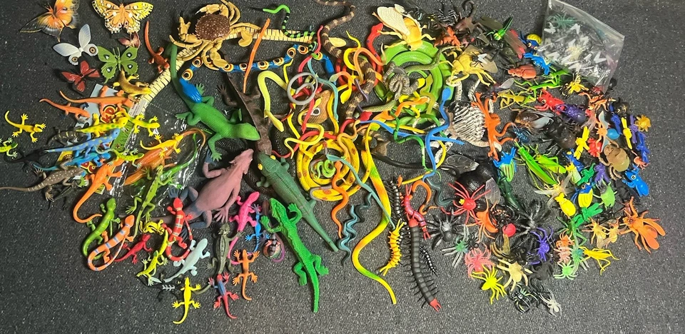 HUGE 5Lb+ Collection 256 Bug Toys Fake Plastic/Rubber Creepy Crawly Insects - Image 1 of 4
