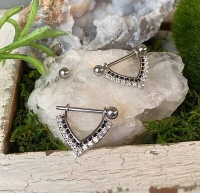 PAR DE CIRCONITAS Gemas Pavimentadas Esmalte Negro Cuelga Pezón Escudos Anillos Barras de Acero Foto 1 de 4