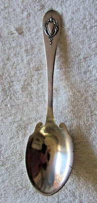 Mount Vernon Lunt Sterling Silver Preserve Berry Vegetable Spoon Medium - Image 1 of 2