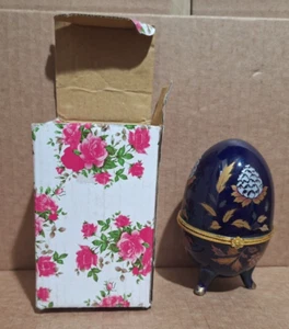 Almacenamiento de baratijas vintage de cerámica azul en forma de huevo - con bisagras, floreciente dorado - con caja - Imagen 1 de 5