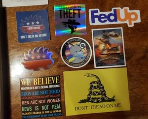 LOTE DE PEGATINAS LIBERTARIAS **EN TODO EL MUNDO 🌐 ENVÍO**  - Imagen 1 de 24