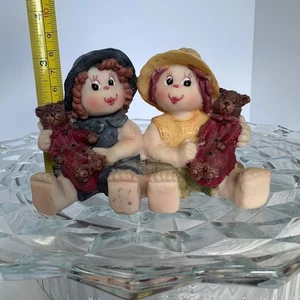 Estatuilla infantil vintage con osos de peluche sentada decoración coleccionable - Imagen 1 de 8