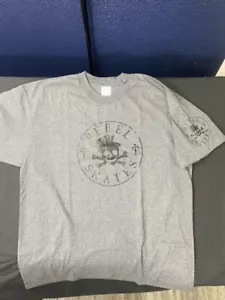 MEDIUM - REBEL SKATES, Schädel mit Huttop, GRAU T-Shirt, T-Shirt - Bild 1 von 1