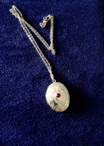 Medaglione antico argentato collana portafoto vintage collanina argento ciondolo - Foto 1 di 2