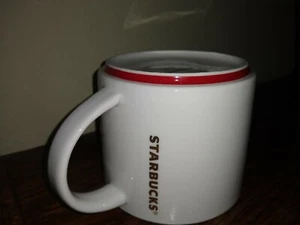 Taza de café apilable Starbucks 2012 blanca con borde rojo 16 oz - Imagen 1 de 7
