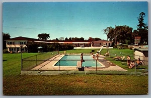 Postcard Colchester VT c1960s Grand View Motel Inc. Routes 2 & 7 Swimming Pool - Bild 1 von 2