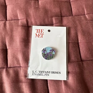 The MET Museum Emaille Pin, „L.C. Tiffany Iris " Nagelneu, New York - Bild 1 von 3