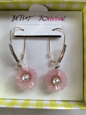 Pendientes colgantes Betsey Johnson tono dorado resina rosa flores encantadas nuevos en caja Foto 1 de 4