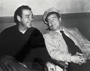 Foto de Lou COSTELLO & Lon CHANEY, Jr. en el set CANDID Shot 8x10"; impecable - Imagen 1 de 1