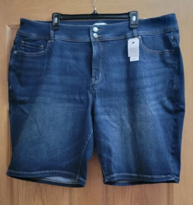Bermudas de jean de tiro alto Lane Bryant más 24 apretadas abdominales flexibles Magic nuevas con etiquetas  Foto 1 de 4
