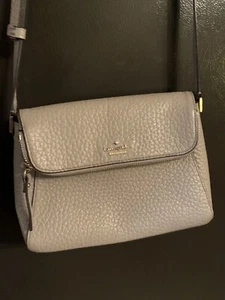 BOLSO BANDOLERA KATE SPADE~GEORGIA CARTER~TEXTURIZADO CON GUIJARROS~GRIS~CUERO~VER DETALLE - Imagen 1 de 20
