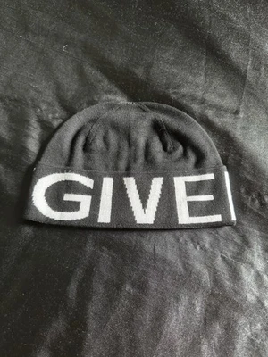 Gorro Givenchy Para Hombre 100% Lana Jacquard Logo Blanco y Negro Foto 1 de 3