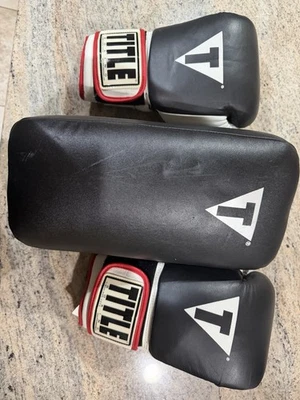 Title Clásico Tailandés Kick Pad Y Guantes Cuero Genuino Boxeo Entrenamiento MMA Foto 1 de 2