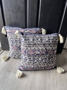 "PAR de almohadas Pier 1 algodón bordadas boho borlas azul púrpura dorado 17""" - Imagen 1 de 7